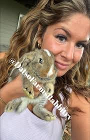 Elizabeth Sarchet's Instagram, Twitter & Facebook