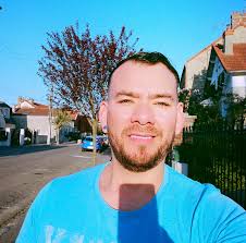 Escultura del Danés Jens Galschiot. Una justicia obesa, morbosa e inútil,  siendo cargada por un pueblo miserable, desnutrido y sometido por completo.  Imagen de Imágenes Históricas