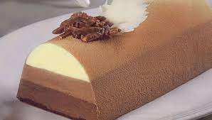 La bûche au praliné, nutella et ferrero rochers réalisée il y a peu par ma maman a beaucoup fait parler autour de moi. Buche Aux 3 Chocolats Avec Thermomix Recette Thermomix