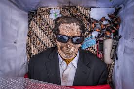 Daftar kode pos seluruh indonesia dan aplikasi untuk cek ongkos kirim dalam dan luar negeri, serta cek nomor resi paket atau surat. Villagers Dig Up Dead Relatives And Dress Them In Bizarre Ritual
