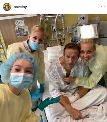 Kan hon ta över makens kamp medan han sitter fängslad? Julia Ioffe On Twitter Hi It S Navalny I Miss You Russian Opposition Leader Alexey Navalny Emerges From Coma And Posts His First Instagram Featuring His Wife And Kids He Says He Is