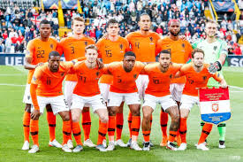 Hij onderbreekt de opbouw van duitsland en kan een 2:2 situatie afdingen. De Vermoedelijke Opstelling Voor Duitsland Nederland Mee Met Oranje