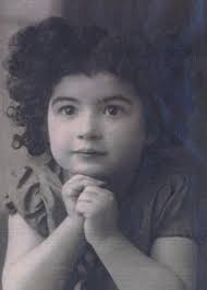 15 août 1935 | Marie Krajzelman, une jeune juive française, naît à Paris. En juillet 1944, elle est déportée à Auschwitz et assassinée dans une chambre à gaz après la sélection. https://www.facebook.com/photo/?fbid=1205848224919873&set=a.458625402975496
