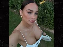 Julia Bonilla's Instagram, Twitter & Facebook