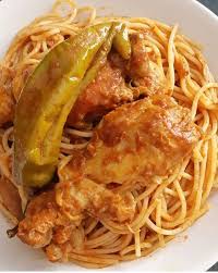 Spaguetti A La Sauce Tomate Avec Une Cuisse De Poulet Et Un Piment Spaguetti Cuisses De Poulet Sauce Tomate