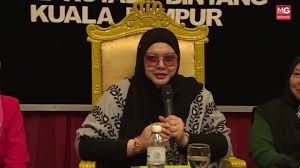 Almarhum dymm tengku via warisanpermaisuri.blogspot.com. Wajah Terbaru Permaisuri Siti Aishah Sempena Projek Wakaf Telekung Youtube