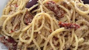 Shrimp spaghetti aglio olio is a recipe that you must have up your sleeve because it only requires 5 ingredients and is ready in 20 minutes. Resep Spaghetti Aglio Olio Pedas