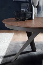 Mêlant acier noir et aspect chêne, le design du pied apporte une touche d'originalité. Table Ronde Emisfero Avec Allonge Ozzio Espace Steiner Design Contemporain