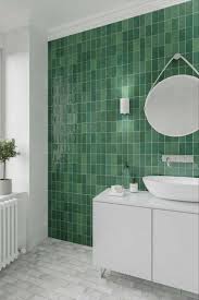Une Salle De Bain Blanc Et Vert En 2020 Deco Salle De Bain Verte Zellige Tuiles De Maison