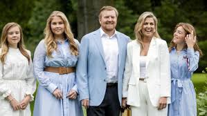 After completing secondary school, the prince fulfilled his military service in the royal navy. Willem Alexander Maxima Strenge Corona Regeln Fur Ihre Tochter