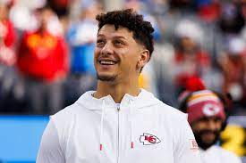 Patrick Mahomes Redefines Business Casual With a Suit and Crocs | Vanity  Fair