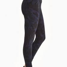 When it comes to clothes to break a sweat in, everyone knows lululemon. The 10 Best Yoga Pants Alternatives To Lululemon Of 2021