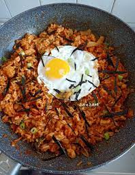 Kimchi bokkeumbap (nasi goreng kimchi) adalah makanan korea berupa nasi yang digoreng dengan kimchi. Nasi Goreng Kimchi Resepi Resepi Nasi Goreng Kimchi T H E G E D I K S Heart Always In K O R E A 2 Small Fresh Green Chilies Seeded Choppe
