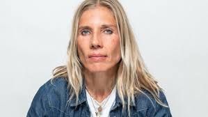 Motivet i den tredje Anna Glad-deckaren av Eva Frantz är våldet som pyr i  det fördolda