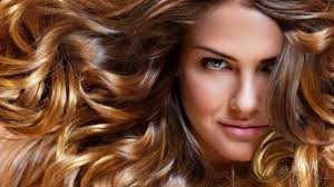 Uno dei vantaggi di avere i capelli ricci è che trattengono meglio il colore. Consigli Colpi Di Sole Per Capelli Ricci