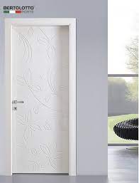 Questi Decori Raffinati Arricchiscono Una Porta Lineare E Solida Dalla Laccatura Con Finitura Opaca O Lucid Porta Interna Porte Interne Moderne Porta Di Legno