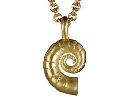 This Reminds Me Of The Shell With Ariel S Voice In It On The Little Mermaid If I Wore It I D Probably Just Walk Around S Seashell Necklace Necklace Pendant