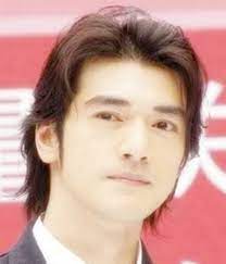 Rambut ala samurai ini juga khas dari para pria jepang, yang diikat setengan di bagian atas dan terkesan berantakan. Gaya Terbaru 27 Gaya Rambut Pria Jepang