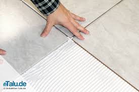 Gelingt es mit diesen mitteln nicht, weil der kleber bereits ausgehärtet ist, dann versuchen sie die. Fliesenkleber Entfernen In Wenigen Schritten Talu De
