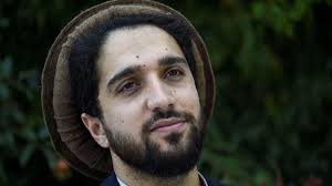 Près de 20 ans après l'assassinat du commandant massoud, une allée parisienne a été baptisée à son nom ce samedi par la maire de paris, en présence de son fils ahmad massoud. Afghanistan Le Fils Du Commandant Massoud Enfile Le Costume De Son Pere