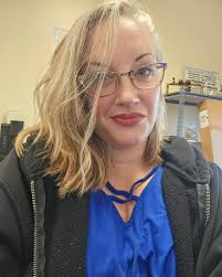 Mon CV 🤍 Nom : Lily Taille : 1,68m Poids : 56kg Age : 45 ans Situation  amoureuse : Je cherche un amoureux 💅 Pays : France 🇫🇷