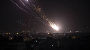 Nach behördenangaben starben neun menschen, darunter ein sechsjähriger junge und ein soldat. Israel Mehr Als 200 Raketen Aus Dem Gazastreifen Abgefeuert