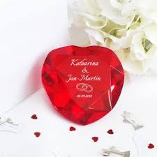 Du bist zu einer hochzeit eingeladen, doch dir fehlt noch die richtige inspiration für das geschenk? Hochzeitstag Geschenke 10 000 Geschenkideen Geschenke De
