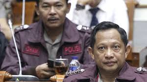 Saat ditanya apakah komjen idham azis yang akan menggantikannya, tito membenarkan hal itu. Karpet Merah Untuk Sekondan Hukum Majalah Tempo Co