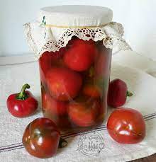 Dopo quindici giorni scolare l'aceto e coprire di nuovo con aceto fresco, questa volta senza bollirlo prima, mettere di nuovo il peso sopra e chiudere. Peperoni Sottaceto Pipi Riggitani Antica Ricetta Calabrese