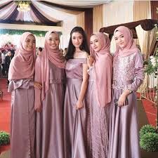 Kata duchesse merupakan bahasa peranci yang berarti bangsawan, beberapa juga ada yang menyebut dengan istilah satin bridal. 14 Ide Gaun Bridesmaid Dari Kain Tile Akar Yang Sedang Tren Kompak Hitsnya Sama Manten