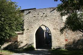 Village fondé en 1281 au patrimoine remarquable, sauveterre de rouergue est un village vivant qui peut se conjuguer au passé, au présent et au futur. Sauveterre De Rouergue Tourisme
