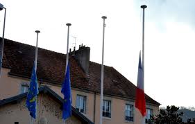 Présentant les initiatives innovantes et les coordonnées de plus de cinquante associations, ce guide démontre qu'il est possible de mieux vivre en donnant aux vieux la place qui doit être la leur dans la société. Les Drapeaux Seront En Berne A Besancon Le Jour Des Obseques De Paulette Guinchard Macommune Info