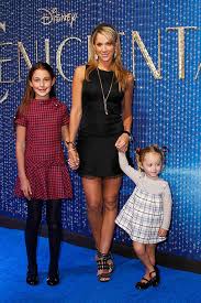 Ines sainz 2020 estatura (altura): Ines Sainz Presume A Sus Princesas Maria Ines Y Maya En El Estreno De La Cenicienta