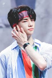 9 Potret Memikat Hyunjin Stray Kids Dengan Bandana Awas Salah Fokus