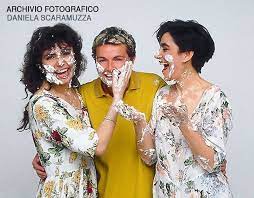 Barbara d'urso ha chiesto a loredana bertè di spiegare le motivazioni che l'hanno portata ad allontanarsi da renato zero, nonostante la loro bellissima amicizia. Daniela Scaramuzza Among Loredana Berte And Mia Martini Tasting The Cake After The Photo Session Celebrity Photographers Photo Sessions Photo