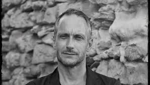 On ouvre le carnet d'adresses de Gérard Simon, le secrétaire du "billard  club avignonnais" avec Pascale Lorens