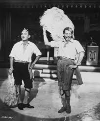 Black And White Christmas Movie Classics Bing Crosby And Danny Kaye Movies Of Bing Crosby And Danny Kaye In White Christmas Love This Movie Movies Musical Movies Classic Films