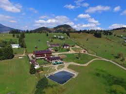 Intre rezervaţia naturală 12 apostoli şi vârful ouşorul, lângă izvoarele de apă minerală din poiana pensiunea la bella vista. Sarbatori De Pasti 2018 In Bucovina Poiana Negrii Pensiunea La Bella Vista