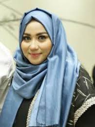 Ia juga bersama suaminya mendirikan biro perjalanan umrah. Profil Anniesa Hasibuan Viva