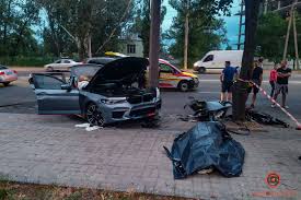 Ее устроили возле ресторана артист. V Dnepre Na Naberezhnoj Pobedy Bmw Vletel V Stolb Voditel Pogib Na Meste Gorodskoj Sajt Dnepra