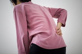 なぜ？尾てい骨の奥が痛い3つの原因。生理時の痛みは病気の可能性大 | Medicalook(メディカルック)