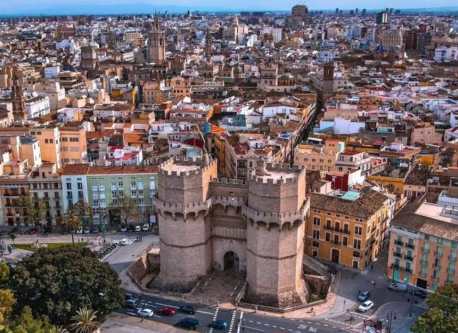 Centro Histórico de Valencia: Ruta por Calles y Plazas Emblemáticas