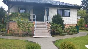 Edelstahl geländer für aussentreppe mit relingstäben. Eingangstreppen