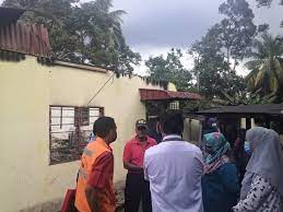 Dia datang setiap hari kamis jam 09.30, hampir selalu tepat. Pejabat Daerah Dan Tanah Tampin Lawatan Pn Pegawai Daerah Tampin Ke Sebuah Rumah Di Kampung Baru Sungai Kepong Gemencheh