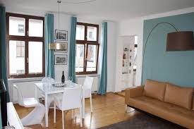 Schoner Farbakzent Durch Blaue Wand Und Vorhange Italienische Hauser Wohnen Blaue Wand