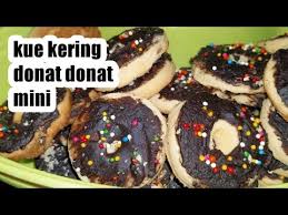 Berbagai aneka resep kue kering pun ada banyak dengan berbagai bahan yang unik, enak dan juga bergizi. Cara Bikin Kue Kering Donat Donat Mini Youtube