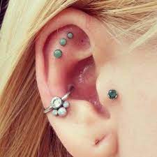 Composicao Com Conch Piercing Sequencia De Piercings No Flat E Um Pontinho De Esmeralda No Tragus Cute Ear Piercings Ear Jewelry Piercing Jewelry