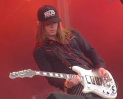 What kind of microphones does nicke andersson use? Nicke Andersson The Hellacopters Daguet Guitars
