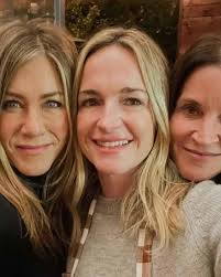 Jennifer Aniston makes the most of the weekend with Selena Gomez and  Courteney Cox