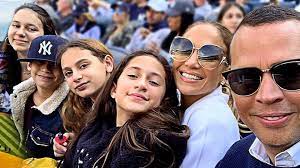 Jennifer lopez is the middle child from a set of three daughters. Jennifer Lopez Says The Twins Would Be Thrilled If She Had Another Baby With Alex Rodriguez